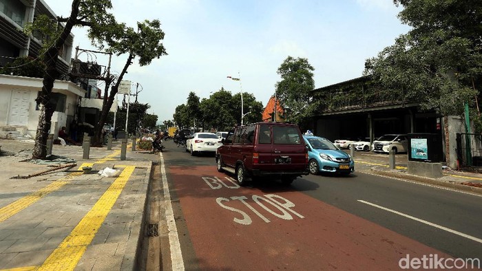 Pemprov DKI Jakarta merevitalisasi sejumlah trotoar di Ibu Kota, salah satunya di Kemang. Berikut penampakan trotoar di kawasan Kemang usai direvitalisasi.