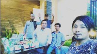 Sebelum makan bersama, Zul Zivilia ajak teman-temannya untuk wefie. Di belakangnya berjejer makanan lezat lengkap dengan minumannya. Foto: Instagram @zulzivilia18
