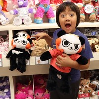 Diceritakan ibunya, Kieu-Loan, Ryan sendiri yang meminta dibuatkan channel YouTube, karena dia melihat anak-anak lain juga melakukannya. Mainan pertama yang dibelinya untuk review adalah satu set Lego kereta. Semuanya bermula dari situ, kata Kieu-Loan, seperti dikutip dari Daily Mail. Foto: Instagram @ryansworld