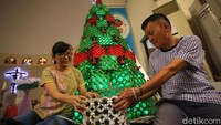 Jika biasanya pohon cemara dimanfaatkan untuk pohon Natal, di Gereja Theresia, Jakarta, pohon Natal disusun dari ribuan kertas bekas.