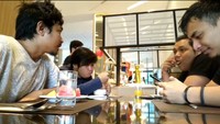 Ketika mengunjungi Surabaya, Zul Zivilia dan teman satu bandnya tampak berbincang seru sambil menikmati hidangan di tempat penginapannya. Foto: Instagram @zulzivilia18