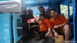 Polda Metro Jaya Gilas Ribuan Botol Miras dengan Alat Berat