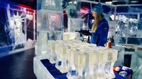 Pada salah satu event, gelas-gelas di icehotel juga terbuat dari es. (Icehotel/instagram)