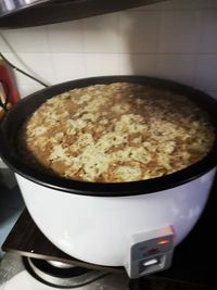Mulia! Pria Ini Rela Masak Makanan Hangat untuk Anjing Jalanan