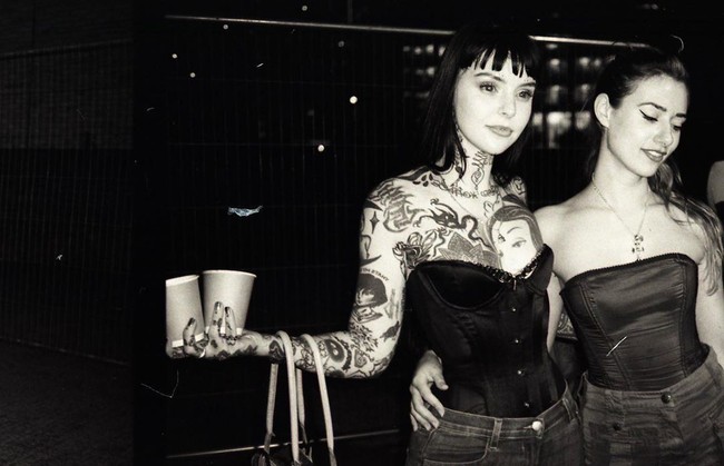 Tapi tentu modifikasi terseram adalah mentato bola mata. Prosedur tersebut baru dilakukan 100 orang di dunia. Grace sendiri mengaku sempat takut meski sebenarnya tidak terlalu sakit baginya. Foto: Instagram