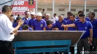 Usai upacara, para napi dan petugas sipir yang mengikuti acara tersebut juga membubuhkan tanda tangan di atas kain bertulisan Ikrar Setia NKRI.