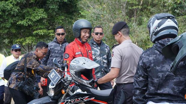 Jokowi Jajal Jalan di Perbatasan Pakai Motor Custom