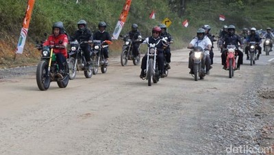 Gaya Jokowi Jajal Jalan di Perbatasan Naik Motor Custom