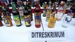 Polda Metro Jaya Gilas Ribuan Botol Miras dengan Alat Berat