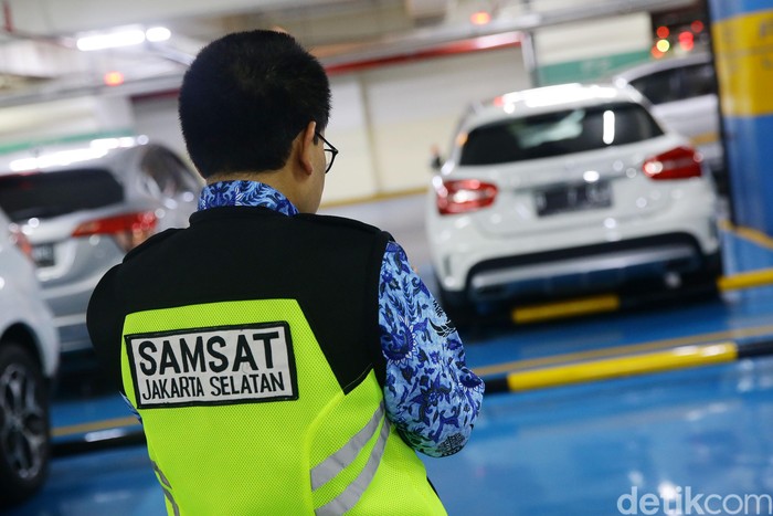 Badan Pajak dan Retribusi Daerah (BPRD) DKI Jakarta melakukan razia door to door di Mal Pacific Place, Jakarta. Mobil yang menunggang pajak langsung ditempeli stiker.