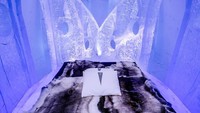 Salah satu kamar es yang ada di Icehotel. Pengunjung akan tidur di atas tempat tidur es dengan dilapisi bahan yang cukup tebal. (Icehotel/instagram)