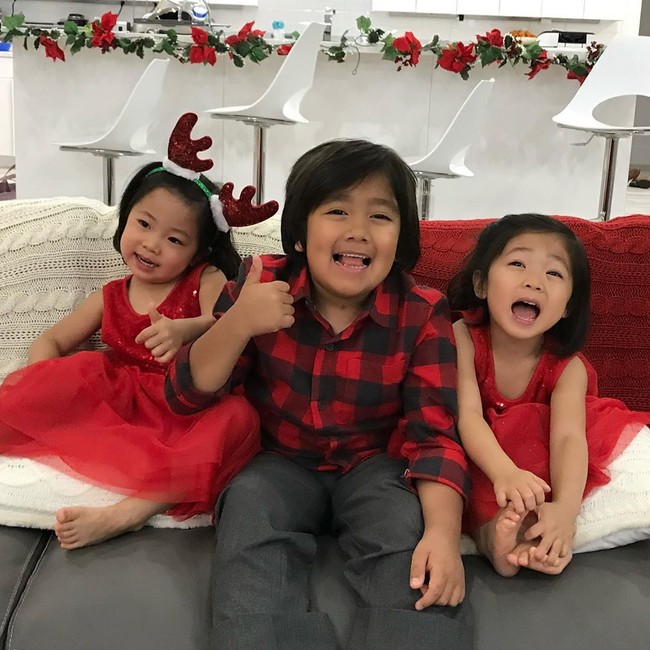 Ryan Kaji merupakan anak pertama dari tiga bersaudara. Dia memiliki adik kembar perempuan yang tidak terlalu sering muncul di konten YouTubenya. Foto: Instagram @ryansworld