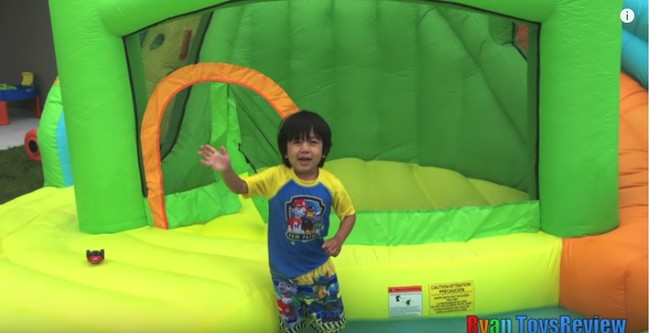 Video Ryan berjudul HUGE EGGS Surprise Toys Challenge with Inflatable water slide menjadi videonya yang paling banyak ditonton. Video yang diunggah pada April 2016 itu sudah ditonton lebih dari 1,9 miliar kali. Foto: Instagram @ryansworld