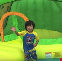 Video Ryan berjudul HUGE EGGS Surprise Toys Challenge with Inflatable water slide menjadi videonya yang paling banyak ditonton. Video yang diunggah pada April 2016 itu sudah ditonton lebih dari 1,9 miliar kali. Foto: Instagram @ryansworld