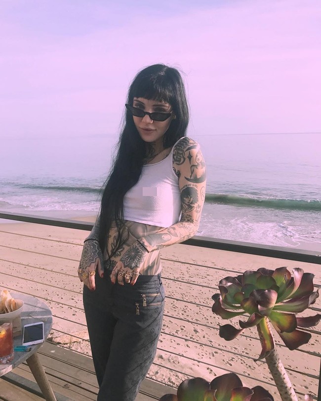 Grace mulai memodifikasi tubuhnya di usia 21 tahun. Diakuinya jika beberapa modifikasi membuatnya tidak nyaman seperti ketika lidahnya dibuat terbelah. Foto: Instagram