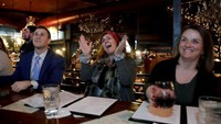 Seorang warga nampak bersorak saat menyaksikan House of Representatives (HOR) atau DPR AS menggelar voting terkait pemakzulan Presiden Donald Trump pada Rabu (18/12/2019) waktu setempat. Julio Cortez/AP Photo.