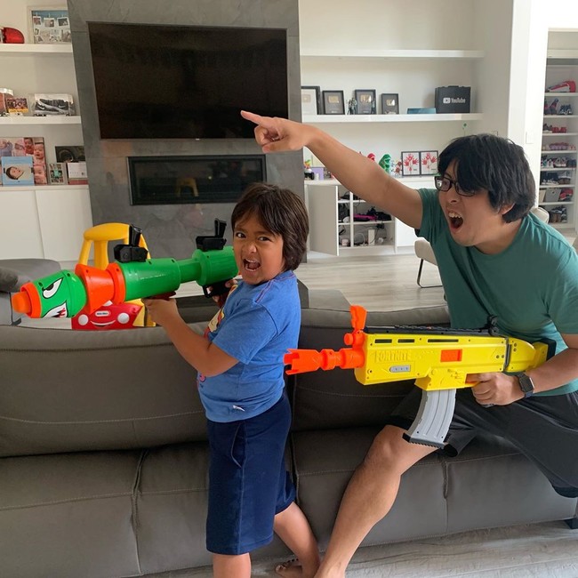 Dikenal dengan nama Ryan Kaji, ternyata itu bukanlah nama asli YouTuber terkaya di dunia yang kini berusia delapan tahun tersebut. Seperti dikutip dari tvovermind, nama orangtua adalah Shion Guan dan Kieu-Loan. Jadi kemungkinan besar nama belakangnya adalah Guan. Nama asli Ryan sengaja dirahasiakan terkait privacy dan keamanan diri anak kecil tersebut. Foto: Instagram @ryansworld