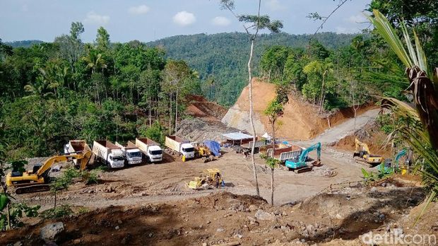 Tuntut Ganti Rugi Layak, Massa Terdampak Bendungan Bener Blokir Jalan