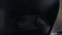 Selain ubahan-ubahan tersebut, sebenarnya masih ada hal-hal baru di Suzuki New Baleno. Seperti handle reclining yang diubah desainnya, lalu power outlet dan USB AUX yang dulunya berbentuk kotak, sekarang menjadi bulat.