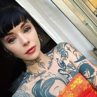 Selain tato, wanita 30 tahun ini juga telah melakukan berbagai modifikasi tubuh tak biasa, yakni membelah ujung lidah, melipat telinga sehingga berujung lancip, menghilangkan pusar, hingga membuat luka di wajah dengan bentuk tertentu. Foto: Instagram