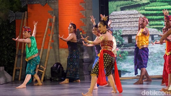 Selanjutnya ada pertunjukan Balinese Cultural Show yang dipentaskan di area Amphitheater. Pertunjukan ini menampilkan cerita rakyat Bali (Wahyu Setyo/detikcom)