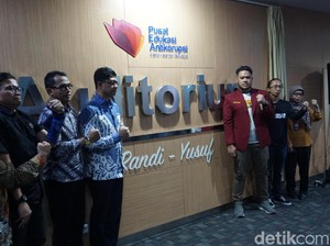 Laode Syarif Resmikan Auditorium Randi-Yusuf di Gedung ACLC KPK