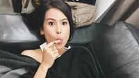 Makan sambil tiduran, si cantik Maudy Ayunda yang memerankan Ainun di film Habibi & Ainun 3 tengah menikmati sepiring buah blueberry. Foto: Instagram @maudyayunda
