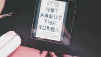Penyanyi cantik yang melantunkan Perahu Kertas ini membaca buku lewat gadgetnya sambil menikmati secangkir hangat matcha latte. Foto: Instagram @maudyayunda
