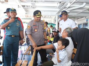 Petugas Gabungan Pengamanan Sidak Penumpang di Pelabuhan Ketapang