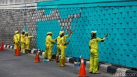 Lebih dari 5 orang petugas dikerahkan untuk menghias dinding JLNT di kawasan Cipete tersebut.