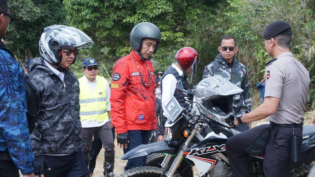 Bagian depan jaket Jokowi ini juga dihiasi tagging graffiti. Terima Kasih Pak udah custom handpainting lagi di NTL, demikian akun Instagram @nevertoolavish menulis di keterangan foto yang diunggahnya ke media sosial. Foto: Ardan Adhi Chandra