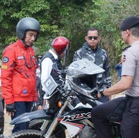 Bagian depan jaket Jokowi ini juga dihiasi tagging graffiti. Terima Kasih Pak udah custom handpainting lagi di NTL, demikian akun Instagram @nevertoolavish menulis di keterangan foto yang diunggahnya ke media sosial. Foto: Ardan Adhi Chandra