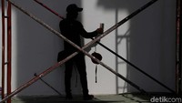 Salah satunya berupa penambalan bagian bangunan yang sudah keropos.