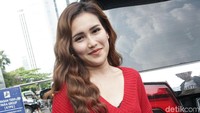 Ayu Ting Ting pakai baju merah memperlihatkan kekontrasan dengan kulitnya yang putih. Foto: Palevi/detikHOT