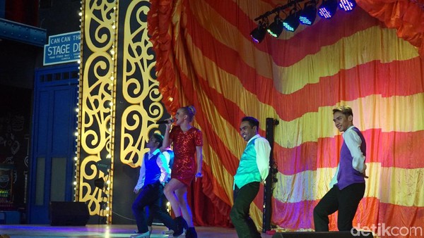 Sesuai namanya, Can Can Revue! Show ini terinspirasi dari Can Can Dance yang berasal dari Prancis. Pertunjukan bertema klasik ini pernah populer di era tahun 1840-an (Wahyu Setyo/detikcom) Sesuai namanya, Can Can Revue! Show ini terinspirasi dari Can Can Dance yang berasal dari Prancis. Pertunjukan bertema klasik ini pernah populer di era tahun 1840-an (Wahyu Setyo/detikcom)