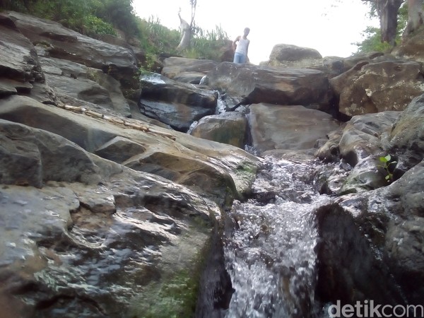 Aliran air terjun ini bersumber dari pegunungan Muria. Suara-suara burung dari hutan di lokasi semakin menambah kesan alami air terjun ini. (Akrom Hazami/detikcom) Aliran air terjun ini bersumber dari pegunungan Muria. Suara-suara burung dari hutan di lokasi semakin menambah kesan alami air terjun ini. (Akrom Hazami/detikcom)