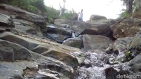 Aliran air terjun ini bersumber dari pegunungan Muria. Suara-suara burung dari hutan di lokasi semakin menambah kesan alami air terjun ini. (Akrom Hazami/detikcom)