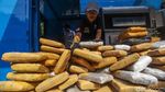 Polda Metro Jaya Gilas Ribuan Botol Miras dengan Alat Berat