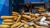 Selain minuman keras, Polda Metro Jaya juga memusnahkan sabu, ganja, dan ekstasi.