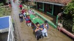Warga Bandung Selatan Bopong Jenazah di Tengah Banjir