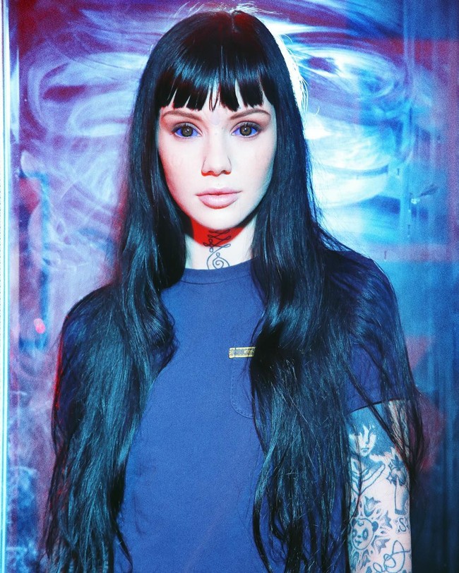 Tampil unik cenderung aneh untuk kebanyakan orang, wanita ini dijuluki Alien Princess. Selain tato disekujur tubuh, hal paling aneh dan ektrem yang dilakukannya adalah mewarnai bola mata dengan warna ungu. Foto: Instagram