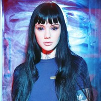 Tampil unik cenderung aneh untuk kebanyakan orang, wanita ini dijuluki Alien Princess. Selain tato disekujur tubuh, hal paling aneh dan ektrem yang dilakukannya adalah mewarnai bola mata dengan warna ungu. Foto: Instagram