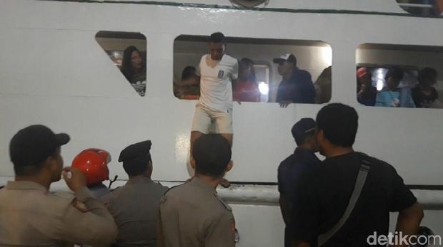 Pemudik Membludak Jelang Natal, Kapal Ambon-Buru Selatan Sempat Miring