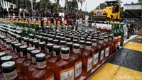 Pemusnahan botol-botol minuman keras (miras) tersebut menggunakan alat berat.