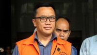 Eks Menpora Imam Nahrawi meninggalkan ruangan usai menjalani pemeriksaan di Gedung KPK, Jakarta, Kamis (19/12/2019).