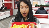 inggal di luar negeri saat menempuh pendidikan, Maudy Ayunda menikmati satu paket burger In n Out yang hits di Amerika dengan kentang goreng. Foto: Instagram @maudyayunda