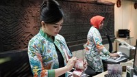 Selain itu, BNI tetap hadir memberikan pelayanan yang maksimal dengan mengoperasikan 72 outlet di berbagai kota utama di Indonesia pada masa cuti bersama tanggal 24 Desember 2019, serta 23 outlet pada saat Natal tanggal 25 Desember 2019 dan pada 1 Januari 2020.