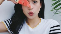 Berpose lucu, ini Maudy Ayunda yang berfoto dengan sepotong semangka berwarna merah yang segar. Foto: Instagram @maudyayunda