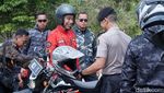 Gaya Jokowi Jajal Jalan di Perbatasan Naik Motor Custom