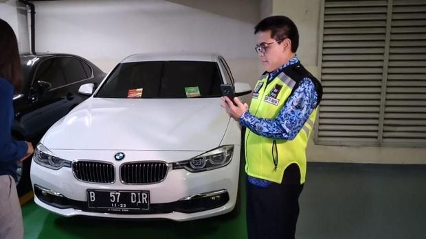 Razia Kendaraan di Mal, BPRD DKI Temukan Rubicon-Mini Cooper Nunggak Pajak